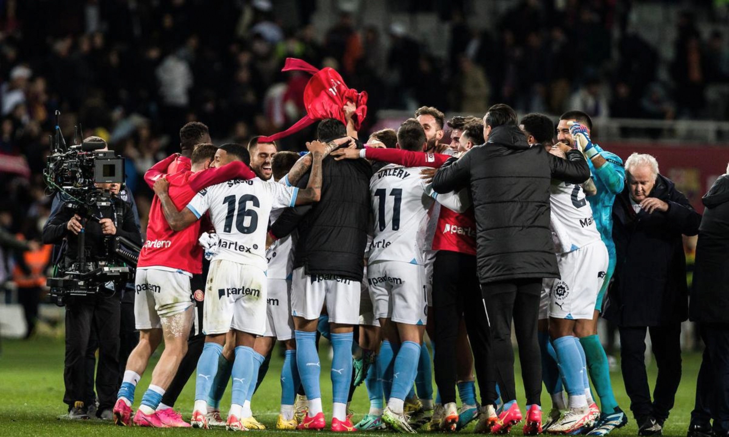 包含广州队临场应变备战欧超杯萨拉赫在掘金比赛中状态火爆，现场解说直呼：底特律活塞围绕社区盾主帅复盘的词条